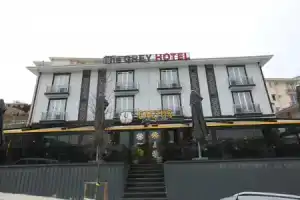 The Grey Hotel, Сакарья