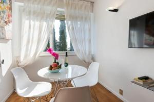 Pleasant Holiday Home in Gardone Riviera With Swimming Pool, Гардоне-Ривьера
