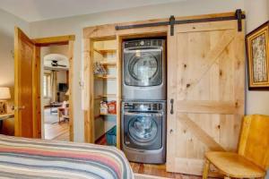Charming Estes Park Cabin w/ 2 Private Patios!, Эстес-Парк