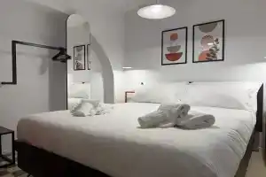 Hidden House in Monopoli, Монополи