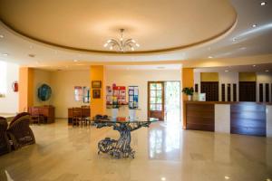 Hotel «Kathrin Beach», Аделианос-Кампос