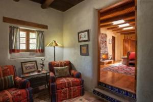 Delightful Home W/ Courtyard, Hot Tub & Fireplaces Home, Санта-Фе
