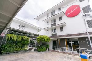 Ruan Plaisoi Apartment, Бангкок