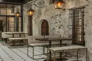 Stoes Hotel, Янина