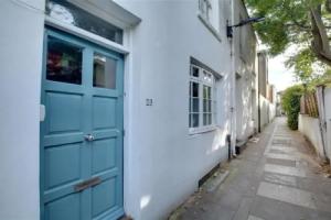 Light and Spacious Cottage, Located in the Pleasant Centre of Brighton, Брайтон