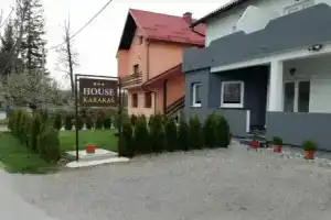 House Karakas, Кореница