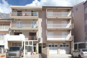 Amazing Home in Makarska With Wifi and 2 Bedrooms, Макарска