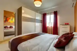 Modern Apt Overlooking Green Area, Сент-Полс-Бэй