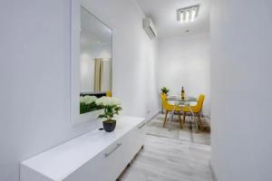 Gorgeous 1BR Apartment Steps to the Promenade, Сент-Джулианс