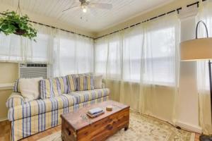 < 1 Mi to Dtwn Bradenton & Riverwalk! Sunny Apt, Брадентон