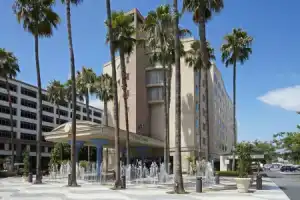 Отель «Courtyard by Marriott Los Angeles LAX / Century Boulevard», Лос-Анджелес