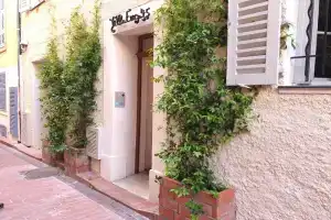 Great brand new 1 bedroom apartment in the center of old Antibes, Антиб