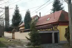 Hill Studio Tata, Тата