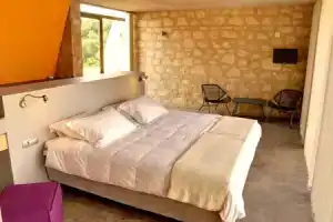 Leivatho Hotel, Свороната