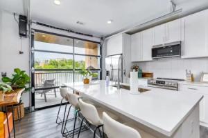 Nashville Oasis at The Muse: Modern 2BR With Balcony & Rooftop Views, Нэшвилл