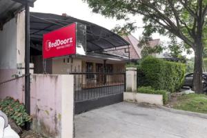 Отель «Reddoorz Plus Near Riau Street», Бандунг