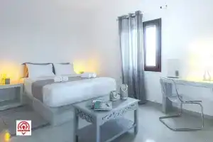 Villa Naya, Мегалохори