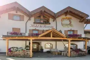 La Roccia Wellness Hotel, Кавалезе