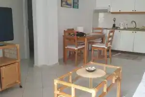 Nice homely 2-bedroom apartment close to the beach, Пефкохори