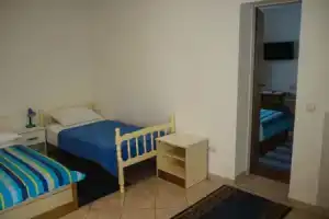 Apartments Zdravko-150m from beach, Омис