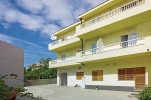 Amazing Home in Makarska With Wifi and 3 Bedrooms, Макарска
