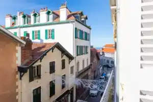 Haussman -Elegant 2 bedrooms flat in the heart of Biarritz- Parking, Биарриц