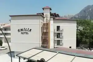 Emilia Hotel, Ичмелер