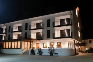 Residence Pitzinger, Фальцес