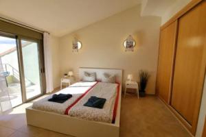 Villa Los Vientos only 100m to the surf beach, terrace, balcony, sea view, wifi, Эль Медано