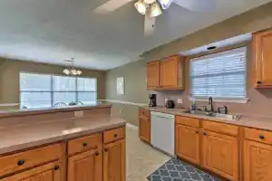 Cozy College Station Home w/ Patio and Fireplace, Колледж-Стейшен