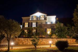 Amazing Home in Cres With Wifi, Heated Swimming Pool and 6 Bedrooms, Црес