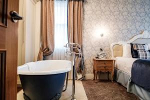 The Drayton Court Hotel, Лондон