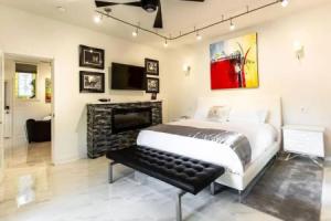 Private Luxury Suite with Hot Tub Downtown Eureka Springs, Юрика-Спрингс