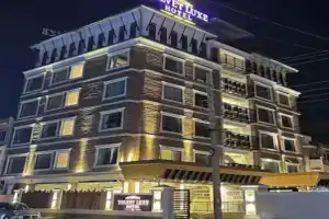 Velvet Luxe Hotel, Бутвал