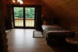 Holden Log House Gyarmat, Дьер 