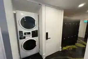 Capsule Hotel, Монреаль