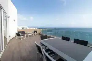 Stunning sea Views From a Gorgeous Penthouse, Сент-Полс-Бэй