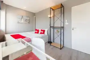 Vaccinated Staff - Oyo 615 Bossa House Hostel & Cafe, Бангкок