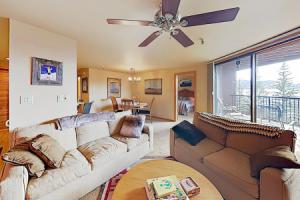 New Listing! W/ Balcony, Lake Views, Hot Tub 2 Bedroom Condo, Диллон