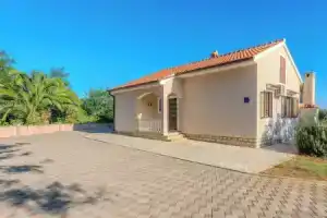 Holiday home Suric, Привлака