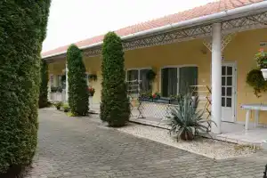 Stop Apartment, Бюк