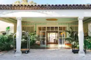 Отель «Hôtel La Tartane Saint Amour», Сен-Тропе