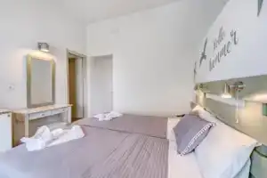 Hotel «Kamelo», Эрмуполис