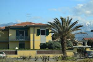 Amazing Holiday Home Near Pet-friendly Beach, Marina di Carrara