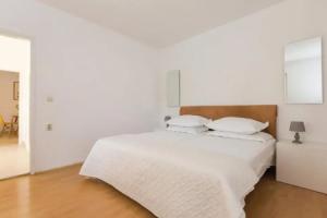 Nice Apartment in Makarska With Wifi, Outdoor Swimming Pool and Heated Swimming Pool, Макарска