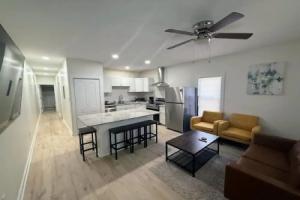 Newly Renovated 2 Bedroom - B, Дарем