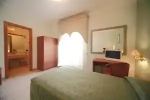 Hotel «La Pace», Неаполь