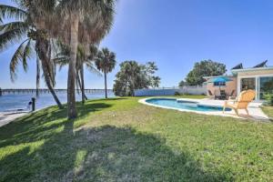 Pool, Dock & Kayaks: Waterfront Palmetto Home, Брадентон