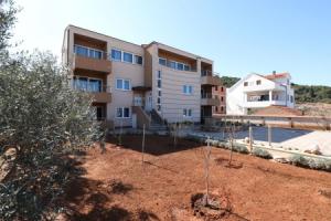 Apartment Dora, Preko