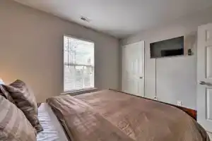 Near Uncc! Charlotte Family Retreat w/ Deck, Шарлотт